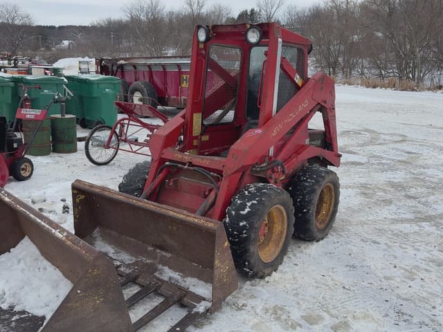 Image of New Holland L225 equipment image 2