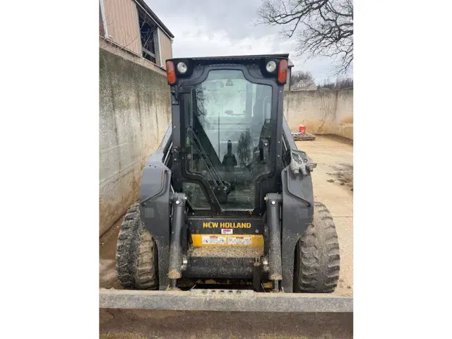 Image of New Holland L228 equipment image 2