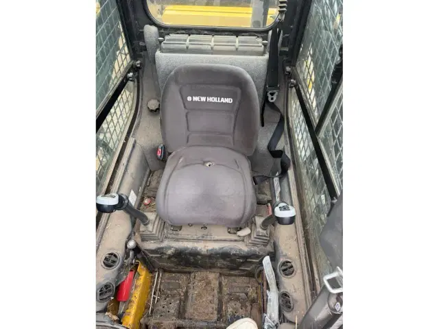 Image of New Holland L228 equipment image 4