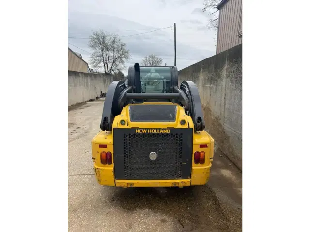 Image of New Holland L228 equipment image 1