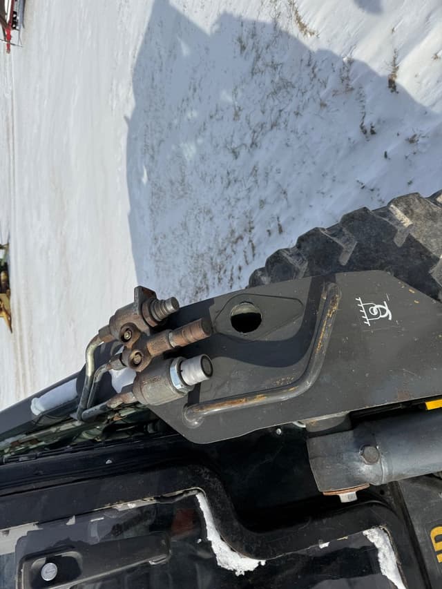 Image of New Holland L228 equipment image 4