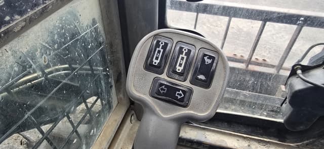 Image of New Holland L228 equipment image 4