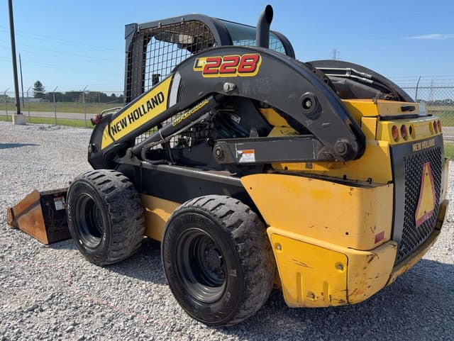 Image of New Holland L228 equipment image 3