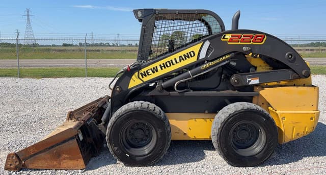 Image of New Holland L228 equipment image 1