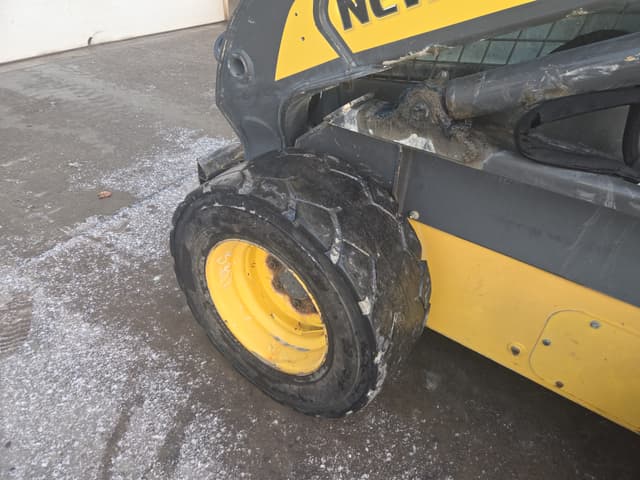 Image of New Holland L228 equipment image 2