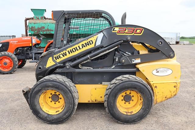 Image of New Holland L230 equipment image 3