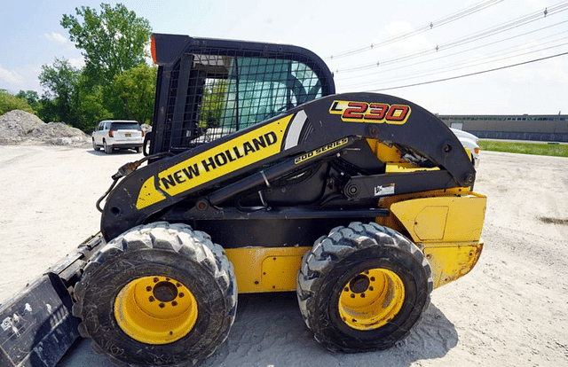 Image of New Holland L230 equipment image 2