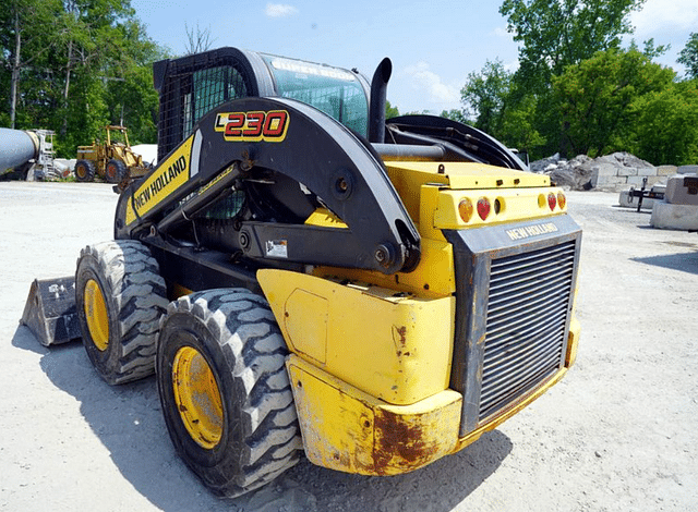 Image of New Holland L230 equipment image 3