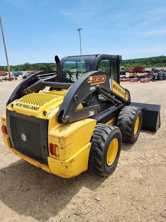 Image of New Holland L230 equipment image 4