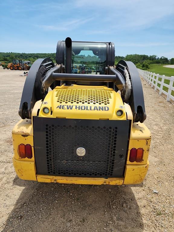 Image of New Holland L230 equipment image 3