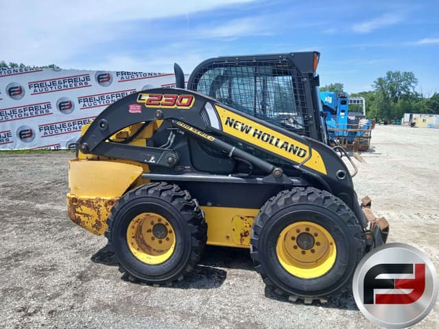 Image of New Holland L230 equipment image 3