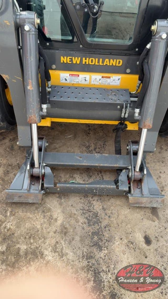 Image of New Holland L230 equipment image 4