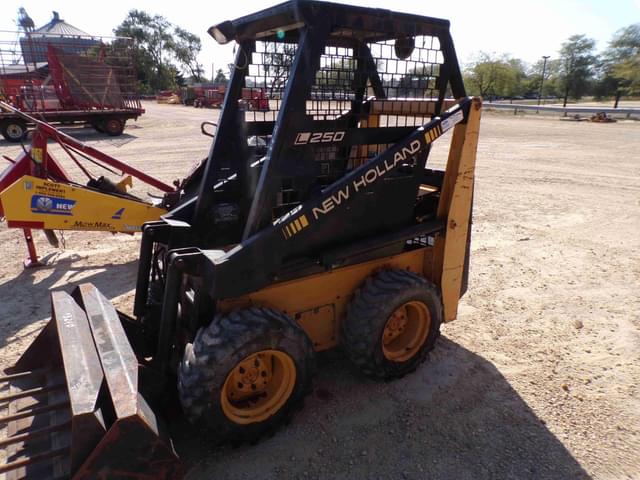 Image of New Holland L250 equipment image 3