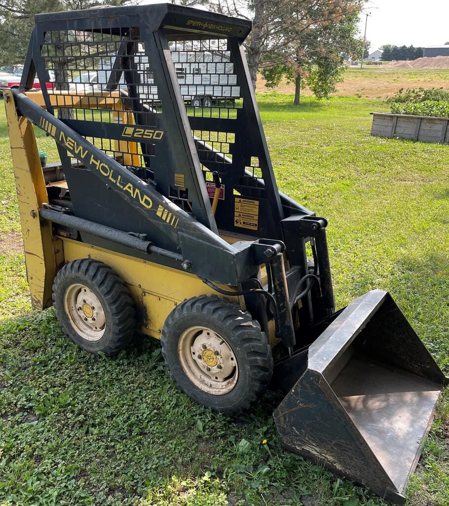 Main image New Holland L250