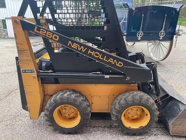 Image of New Holland L250 equipment image 4