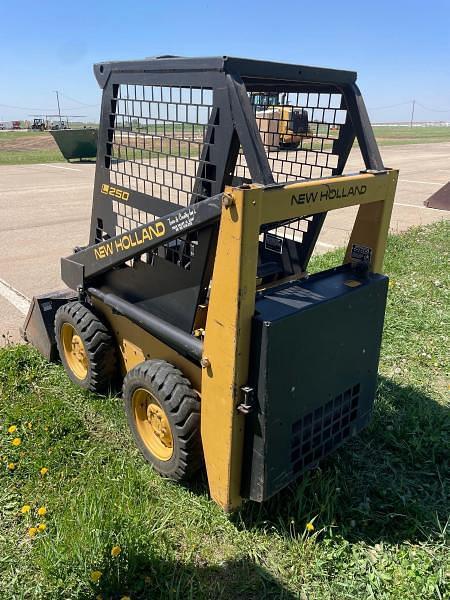 Image of New Holland L250 equipment image 3