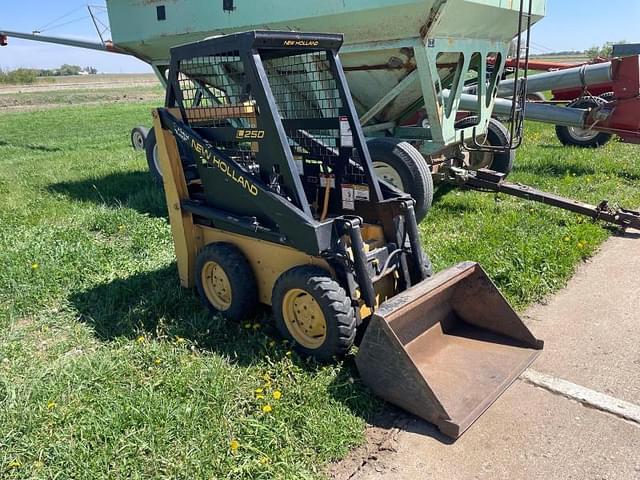 Image of New Holland L250 equipment image 1
