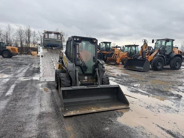 Image of New Holland L318 equipment image 2