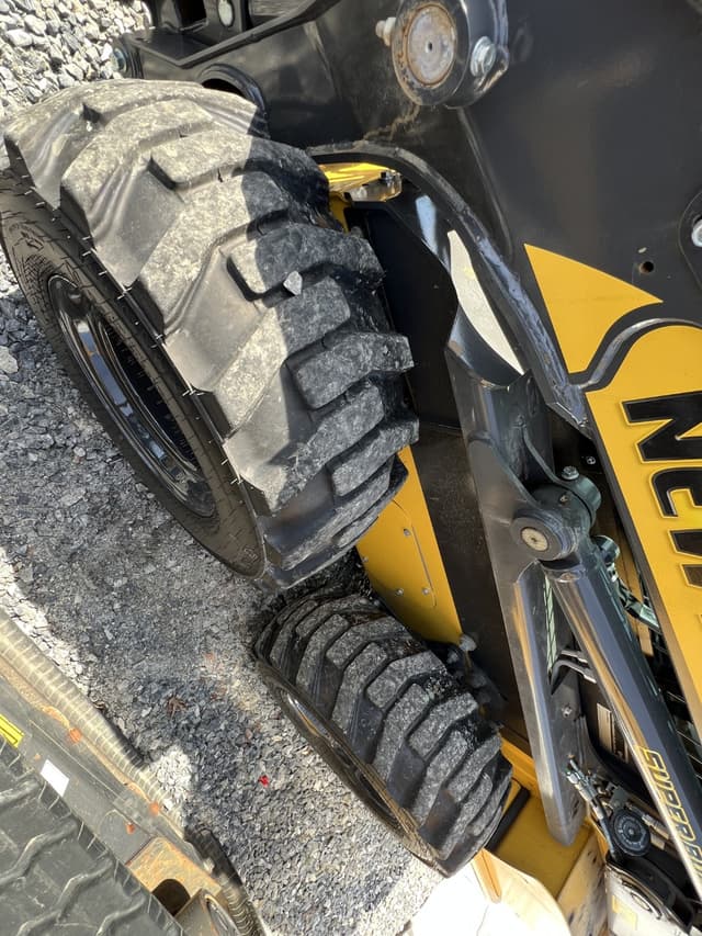 Image of New Holland L320 equipment image 4