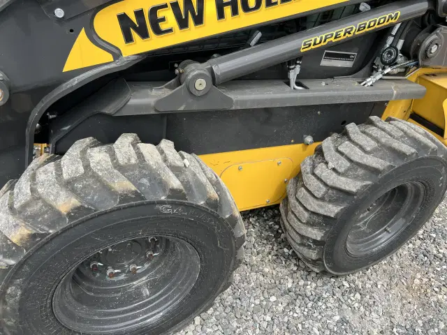 Image of New Holland L320 equipment image 4