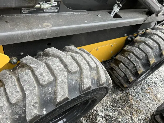Image of New Holland L320 equipment image 3