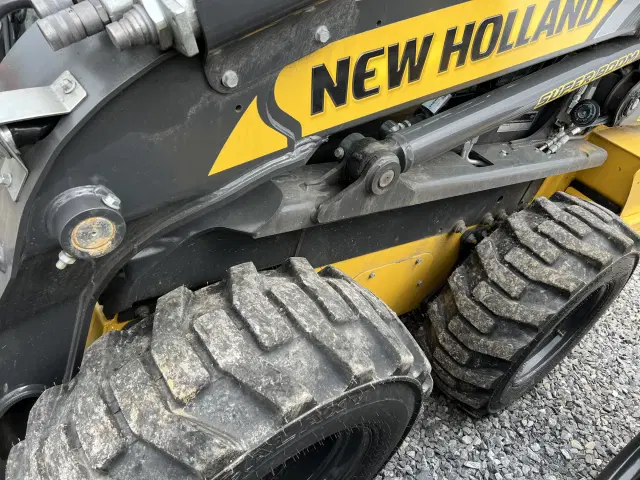 Image of New Holland L320 equipment image 4
