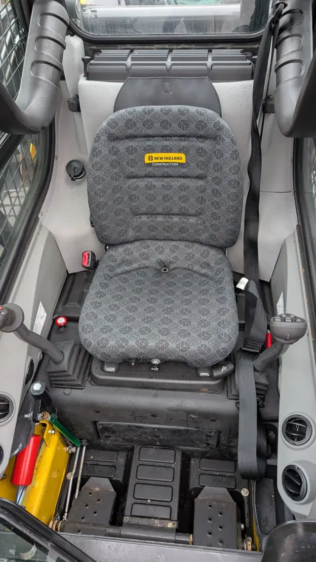 Image of New Holland L320 equipment image 2