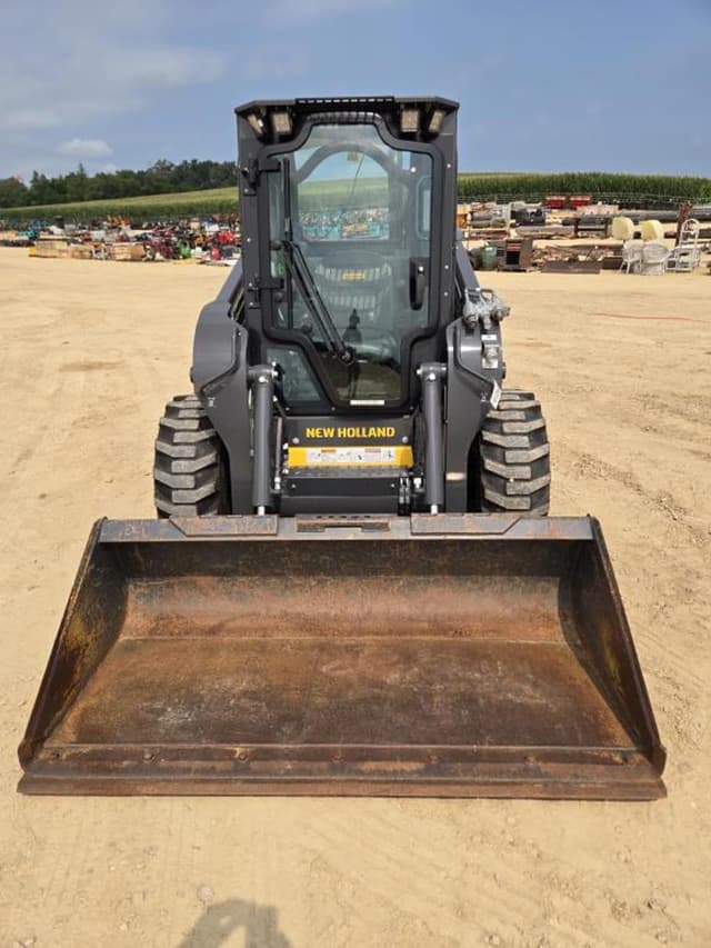 Image of New Holland L320 equipment image 1