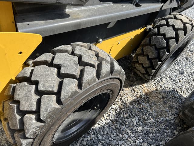 Image of New Holland L328 equipment image 3