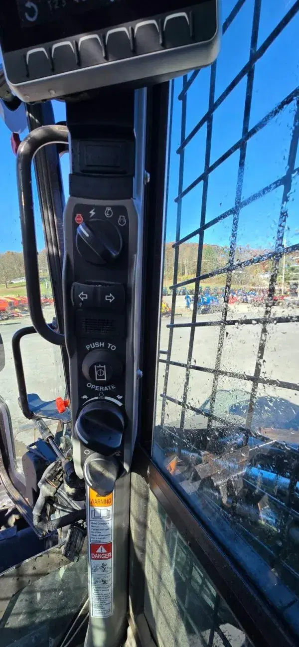 Image of New Holland L328 equipment image 3