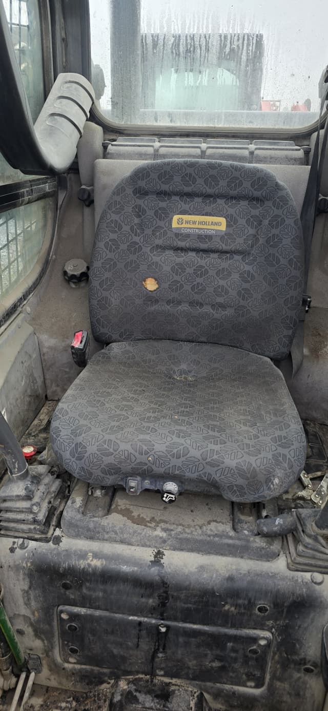 Image of New Holland L334 equipment image 4