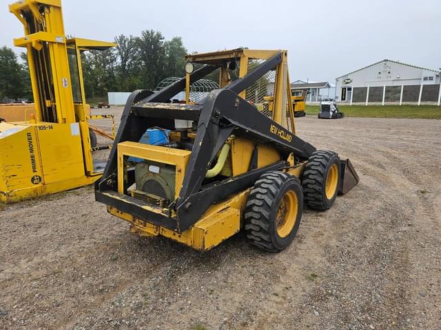 Image of New Holland L35 equipment image 4