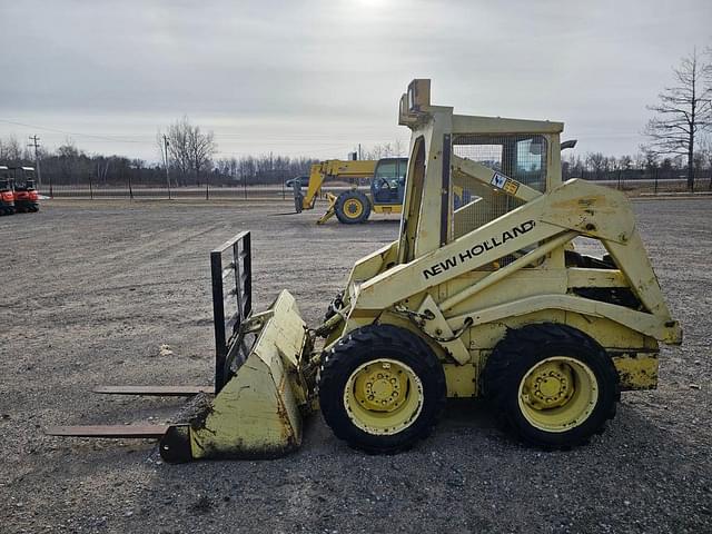 Image of New Holland L425 equipment image 1