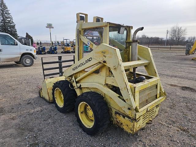 Image of New Holland L425 equipment image 2