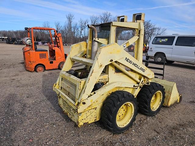 Image of New Holland L425 equipment image 4