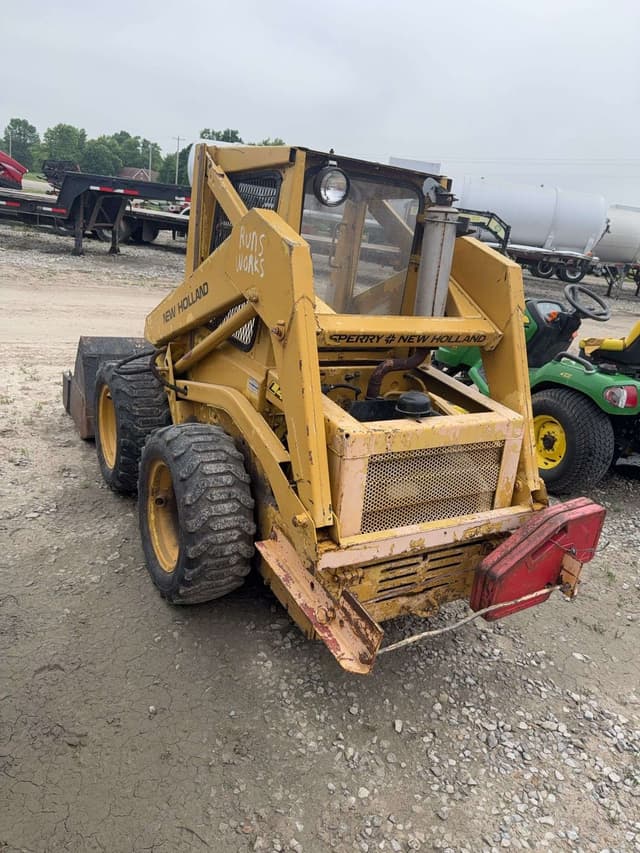 Image of New Holland L425 equipment image 3