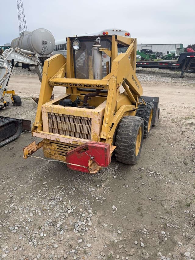 Image of New Holland L425 equipment image 2