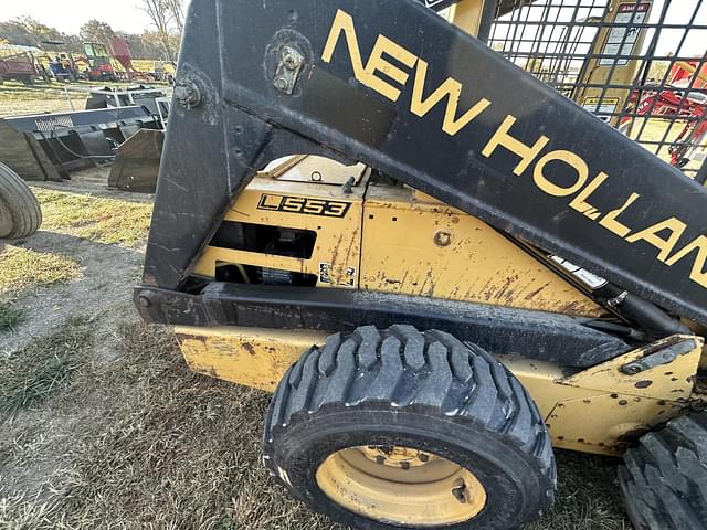 Image of New Holland L553 equipment image 3