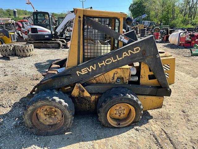 Image of New Holland L553 equipment image 3