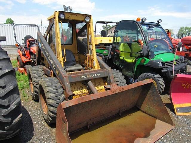 Image of New Holland L553 equipment image 4