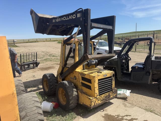 Image of New Holland L555 equipment image 3