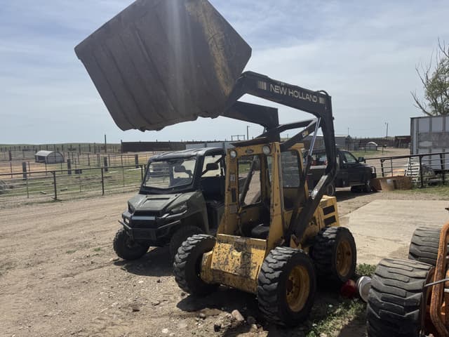 Image of New Holland L555 equipment image 2