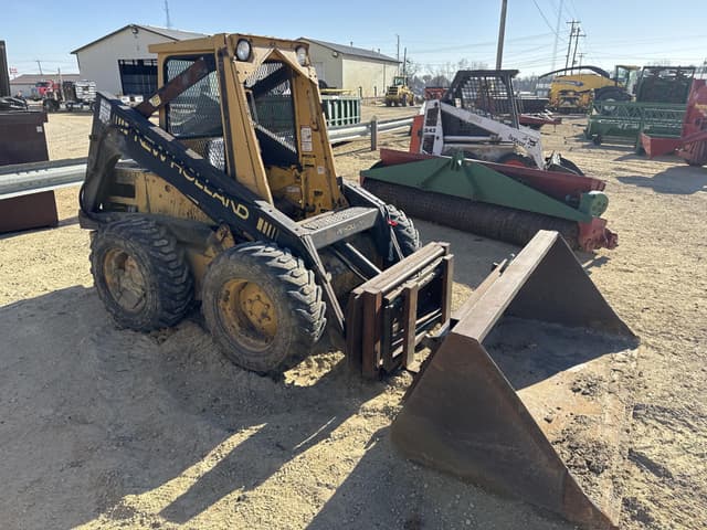 Image of New Holland L555 equipment image 2