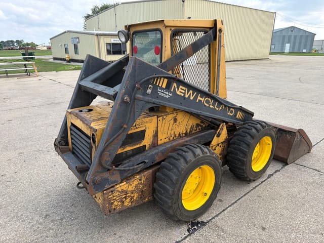 Image of New Holland L555 equipment image 4