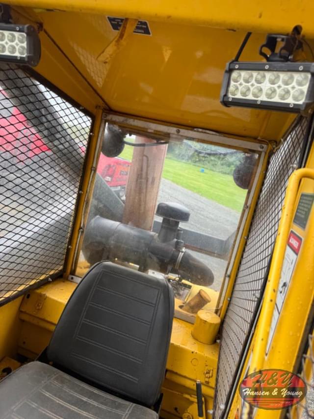 Image of New Holland L775 equipment image 4