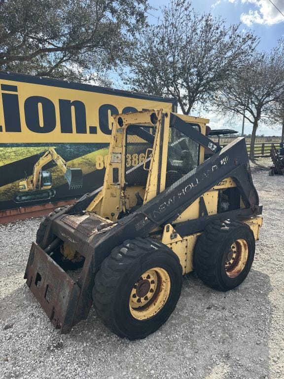 New Holland L785 Equipment Image0
