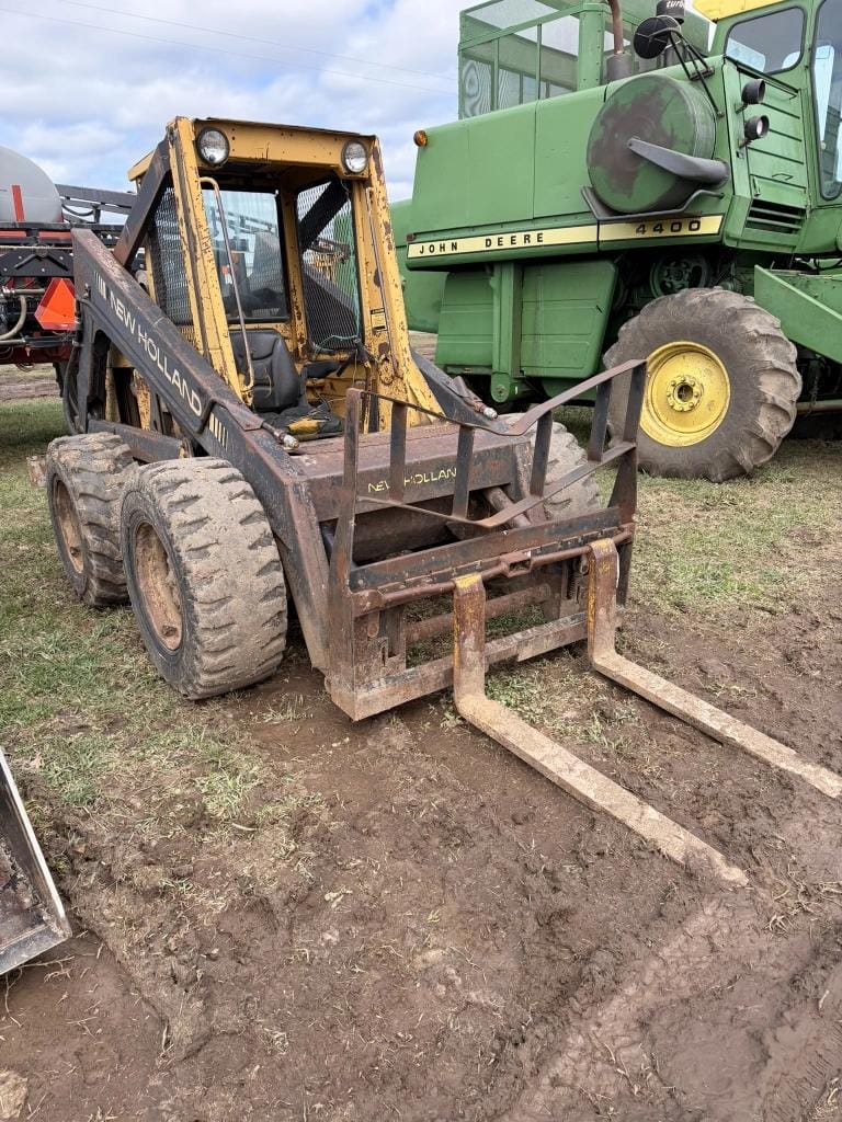 New Holland L785 Equipment Image0