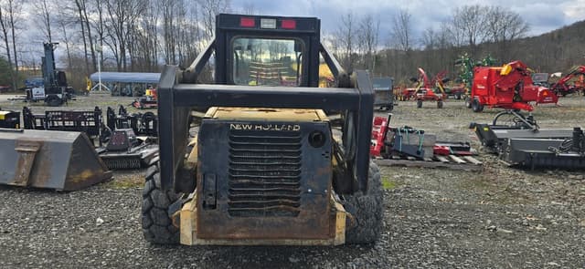 Image of New Holland L865 equipment image 4