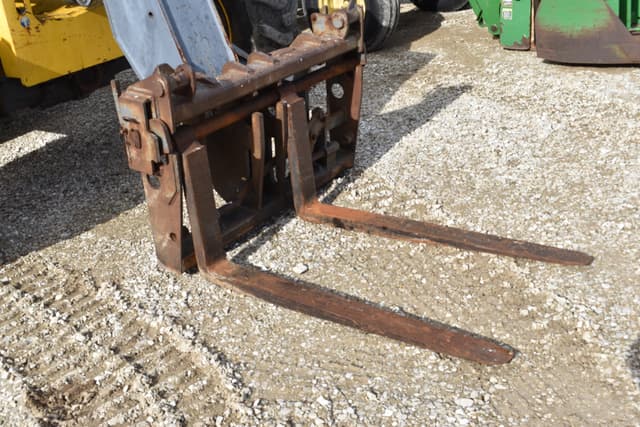 Image of New Holland LM840 equipment image 3