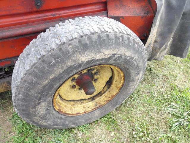 Image of New Holland 328 equipment image 3